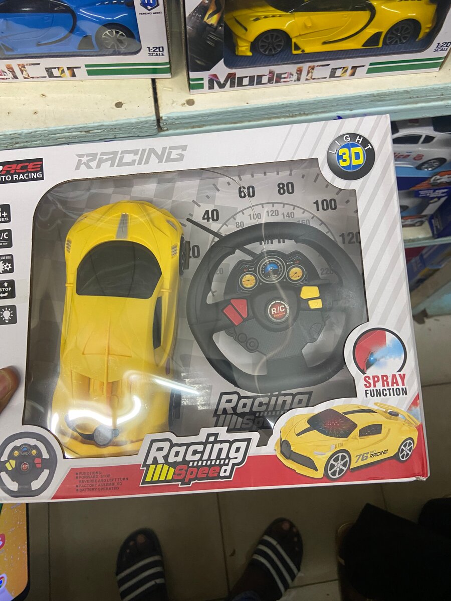 Voiture télécommandée jaune