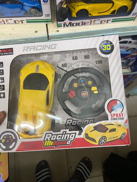 Voiture télécommandée jaune