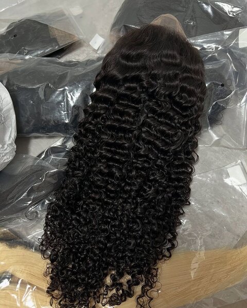 Perruque bouclée naturelle