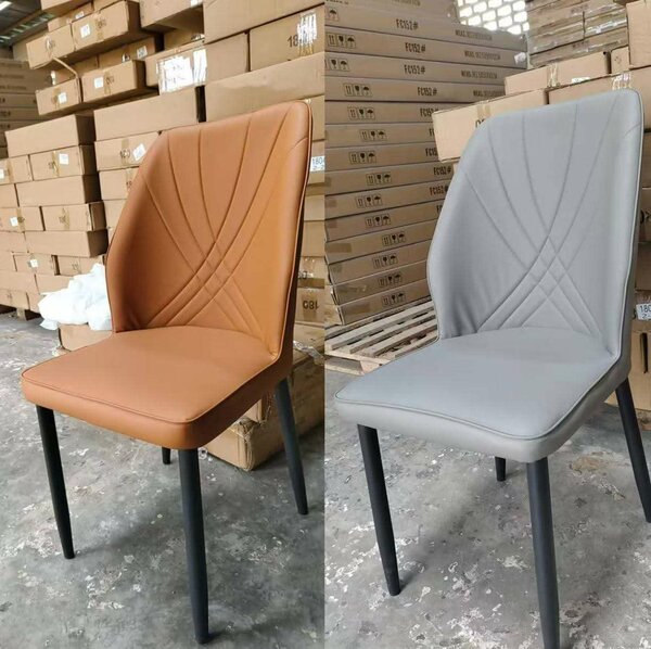 2 Chaises modernes en cuir