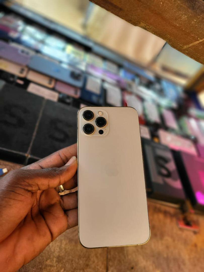 iPhone  12 pro Max 128G tout passe propre prix:  225.000f 07