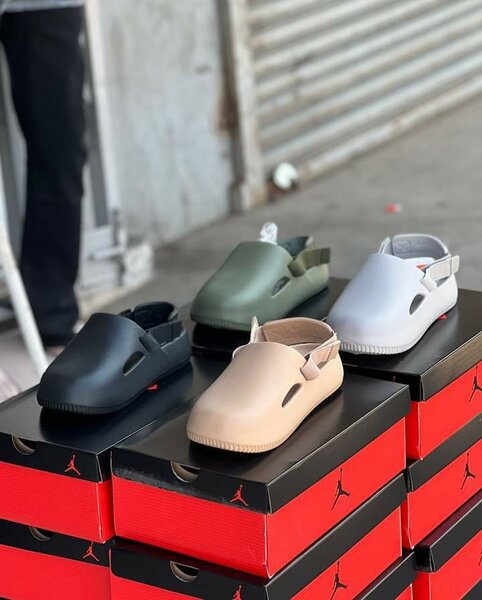 Unisex slides