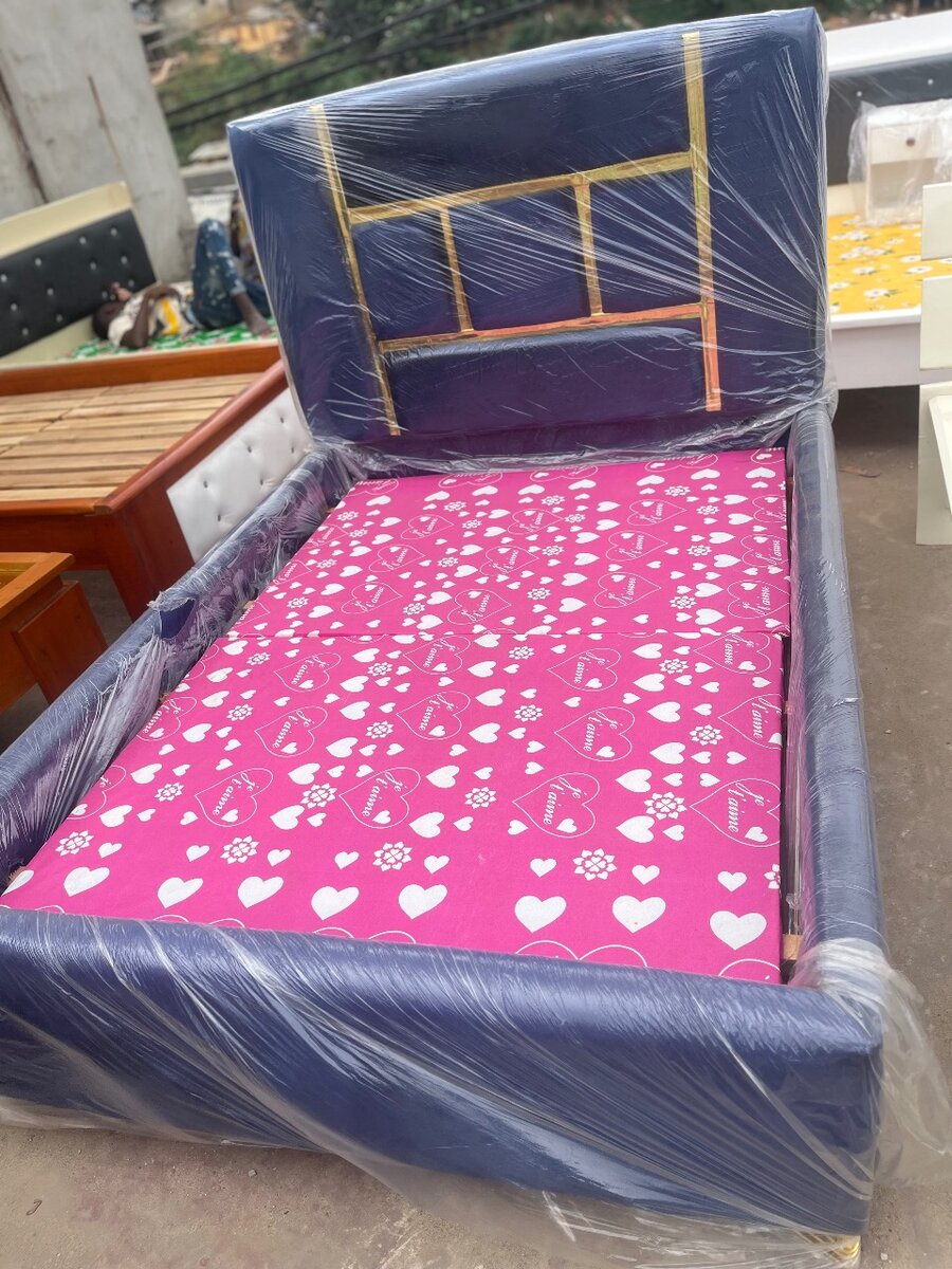 Lit simple avec tête rembourrée