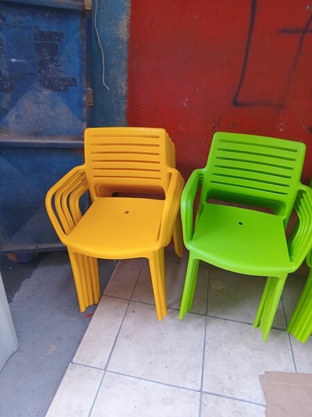 Chaises empilables colorées