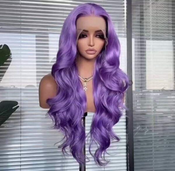Perruque longue ondulée colorée