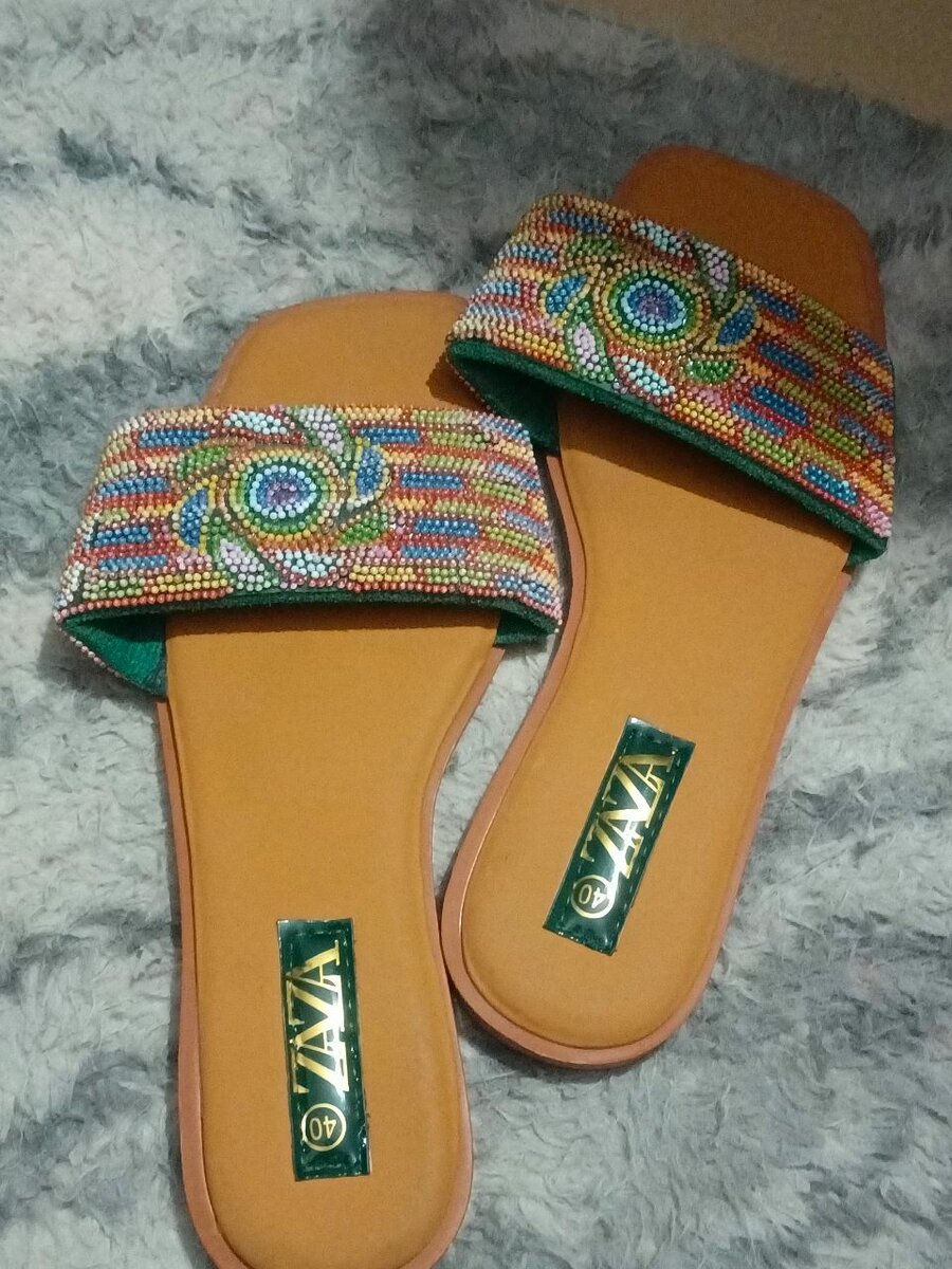 Sandales à perles colorées