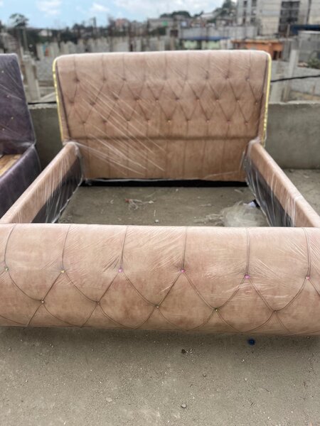 Lit double capitonné élégant