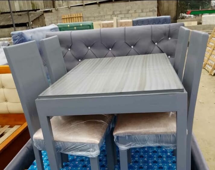 Ensemble table et chaises élégantes