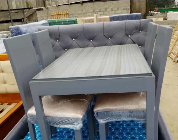 Ensemble table et chaises élégantes