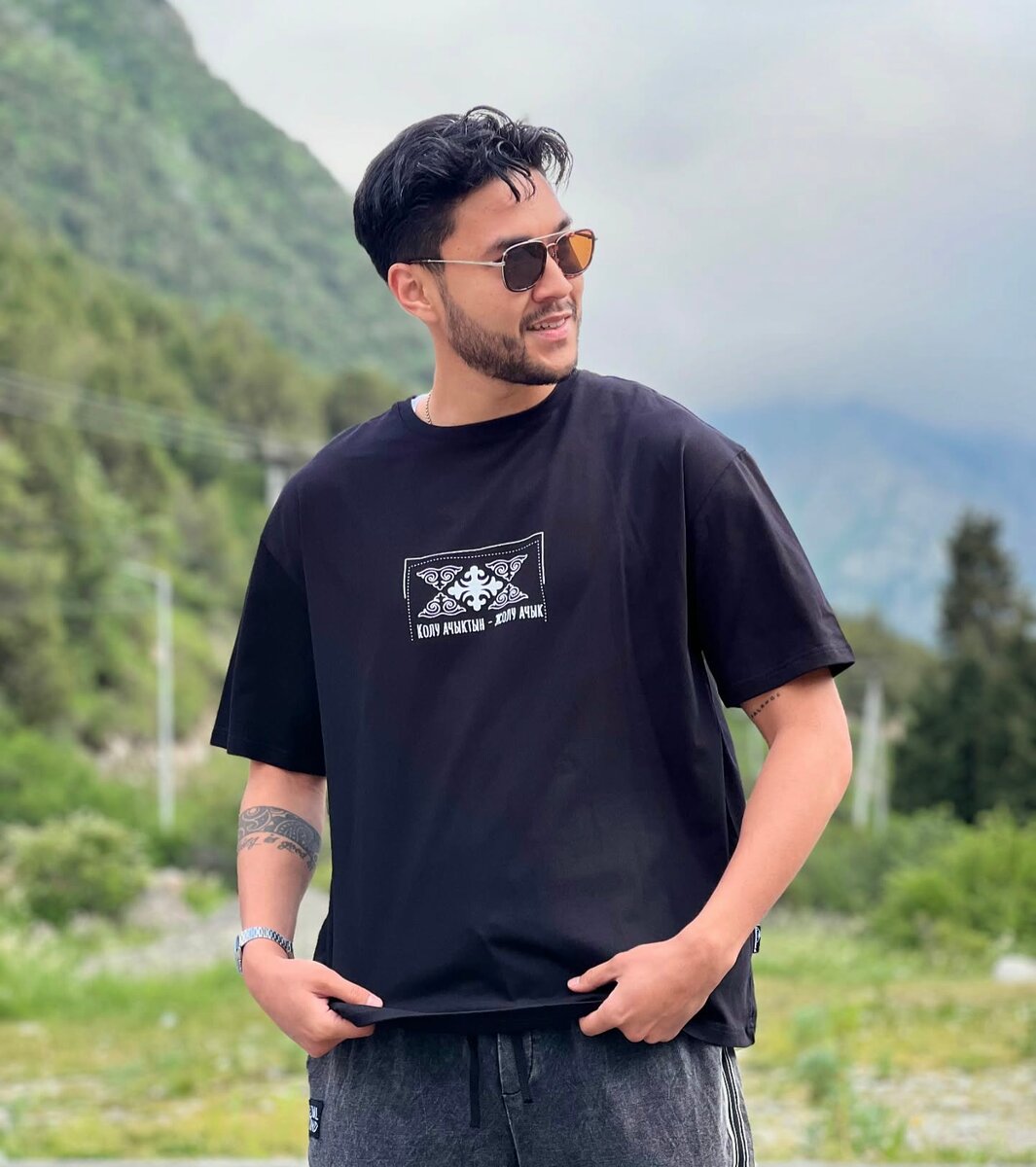 Футболка с пословицей для мужчин черного цвета