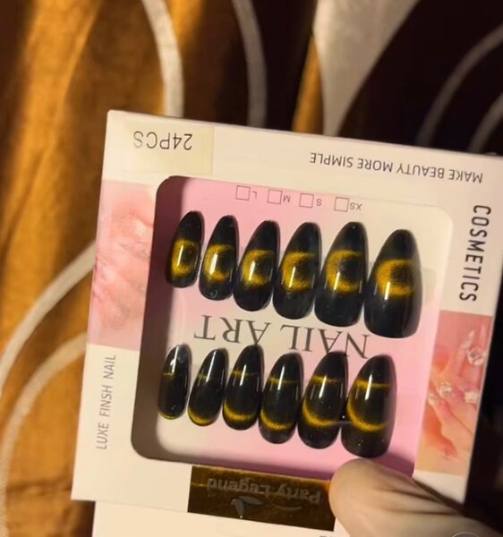 Faux ongles colorés tendance