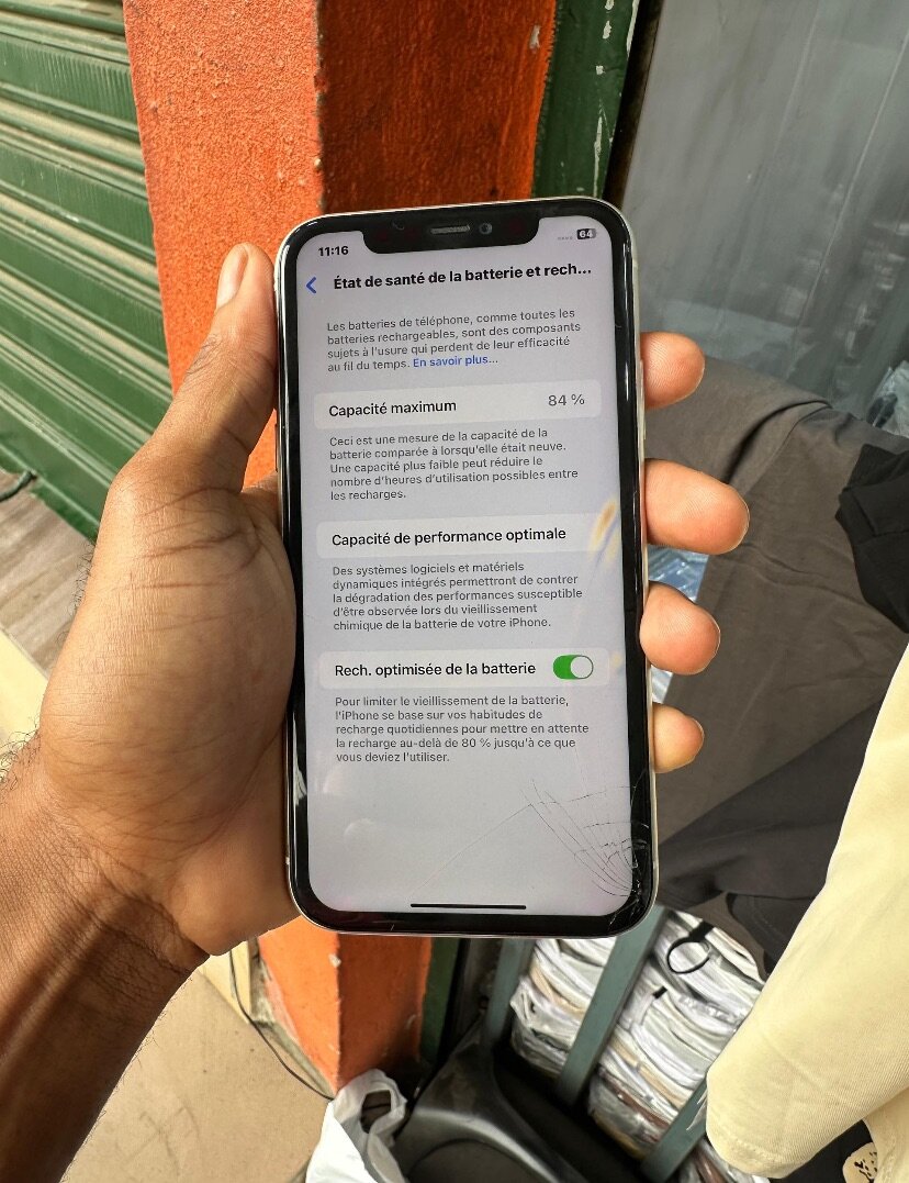 iPhone 11 64g quasi neuf écran légèrement fissuré