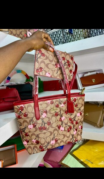 Sac à main cerise chic