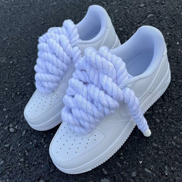 Baskets blanches avec lacets épais