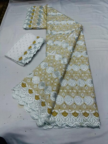 Tissu Dentelle Brodé Floral