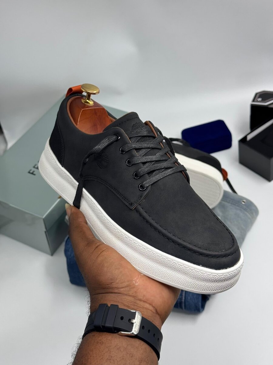 TIMBERLAND BLACK AND WHITE