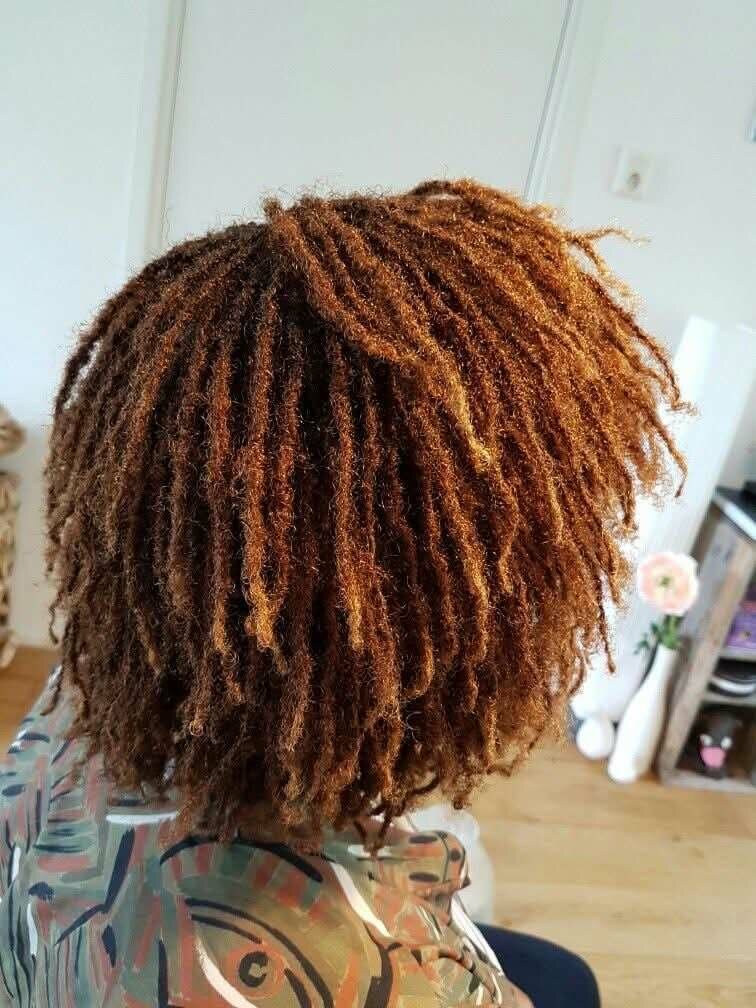 Perruque synthétique bouclée