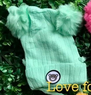Hat with 2 pompoms and ties, green