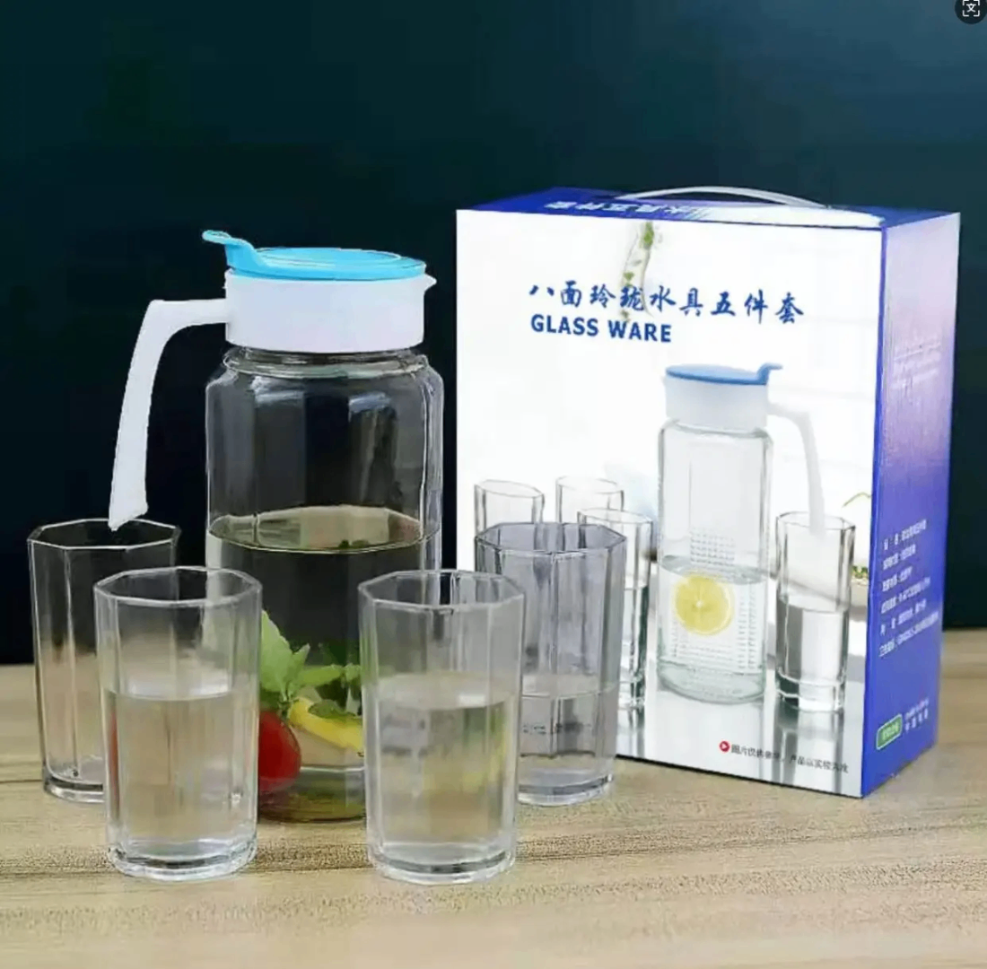 Carafe en verre avec verres