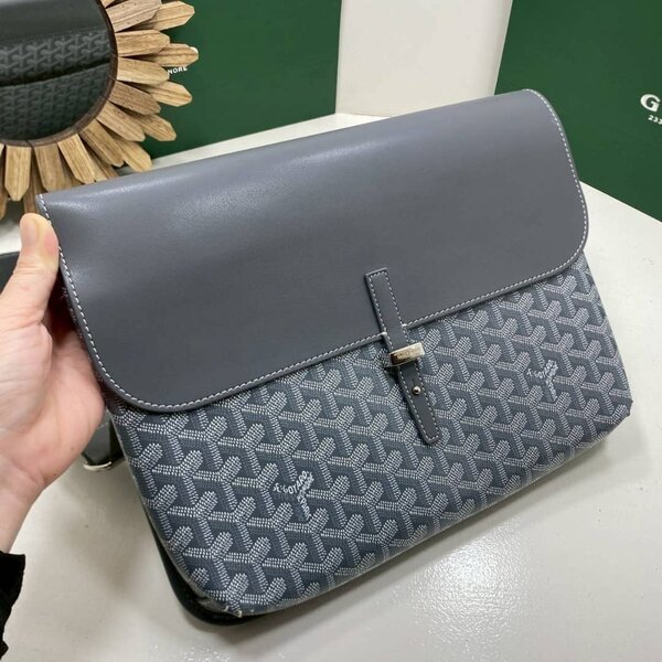 Élégante Pochette en Cuir