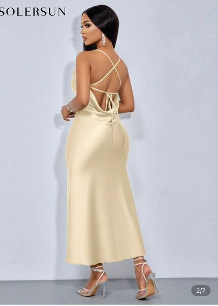 Robe en satin doré élégante