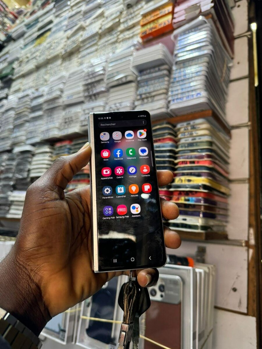 Galaxy z fold 3 256 giga mémoire interne et 12 giga ram tout