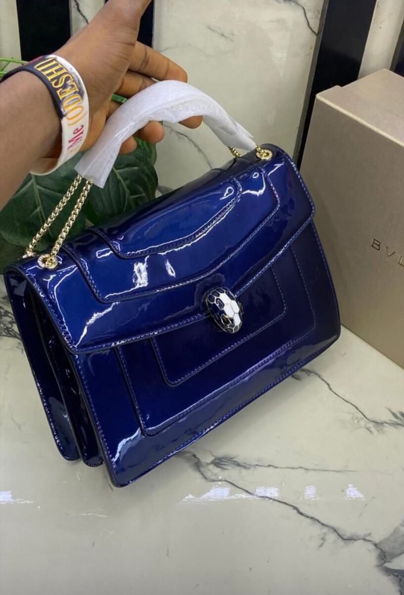 Sac à main en cuir verni élégant