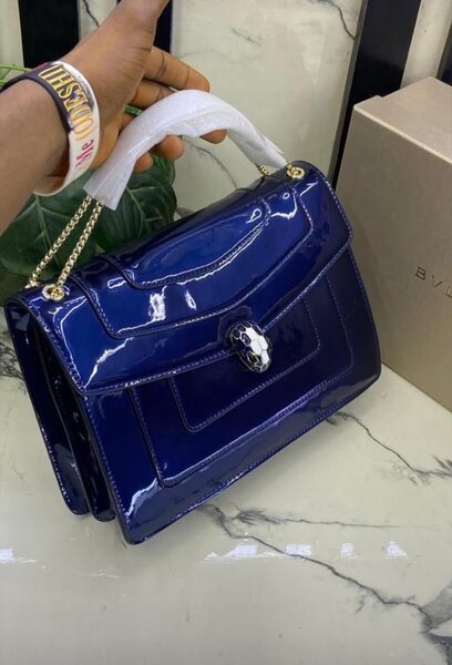 Sac à main en cuir verni élégant