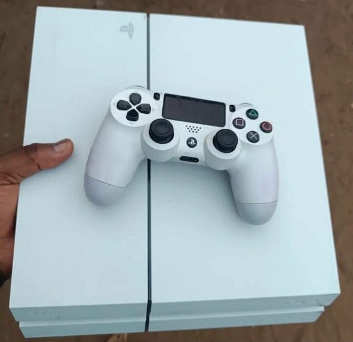 Console de jeux blanche élégante