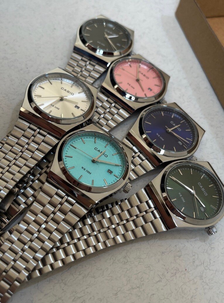 Montres élégantes en acier inoxydable