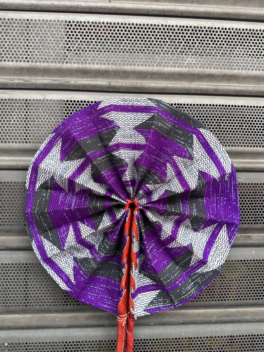 Éventail pliant coloré artisanal