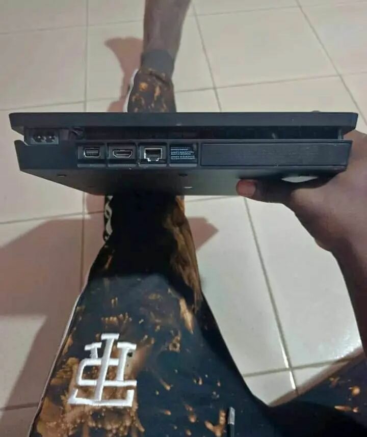 Console PS4 avec manette et jeu