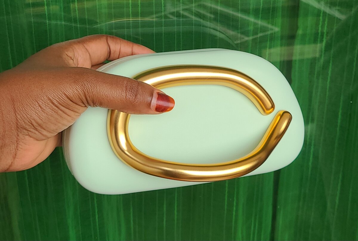 Pochette élégante avec poignée dorée