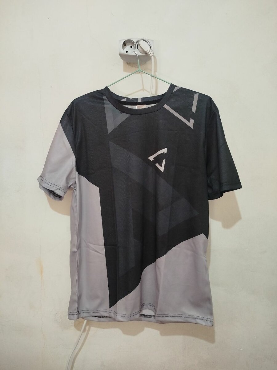 Продаю 3хорошие новые футболки