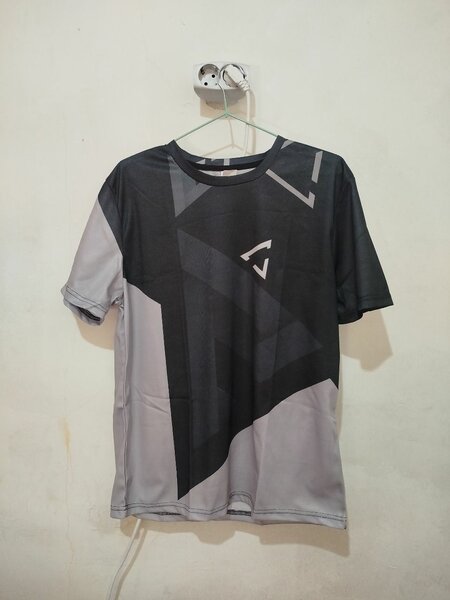 Продаю 3хорошие новые футболки