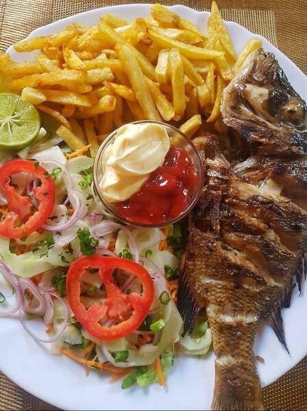 Poisson grillé frites salade