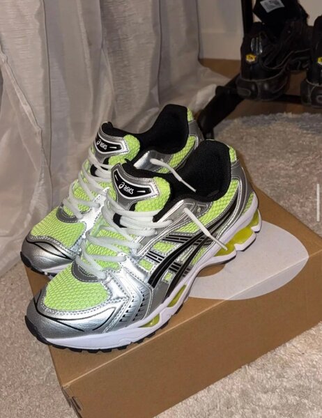 Chaussures de course ASICS rétro