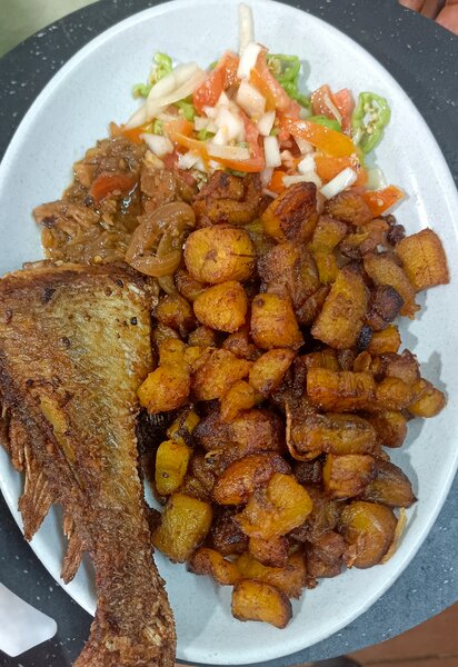 Plat de poisson frit et plantains