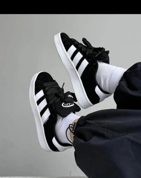 Baskets noires et blanches tendance