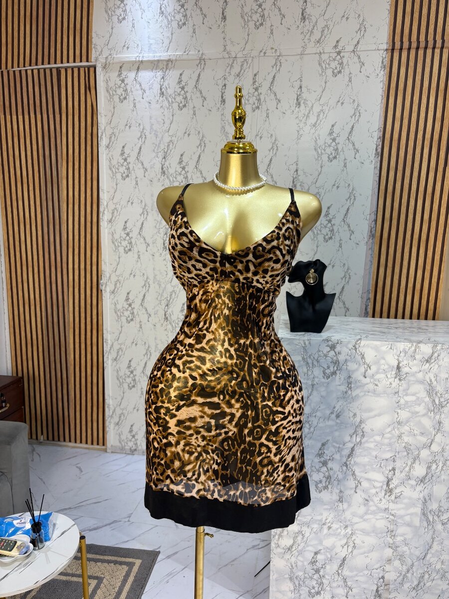 Robe Léopard Satinée Élégante