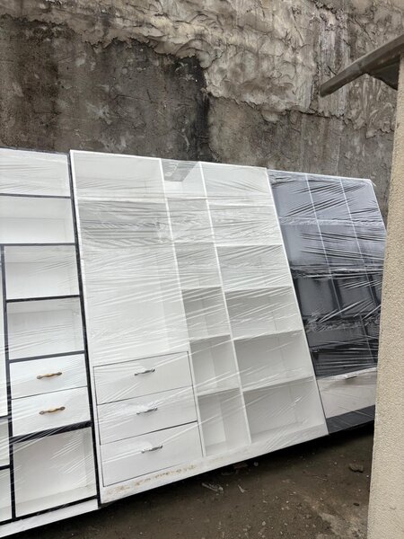 Armoire Moderne avec Étagères