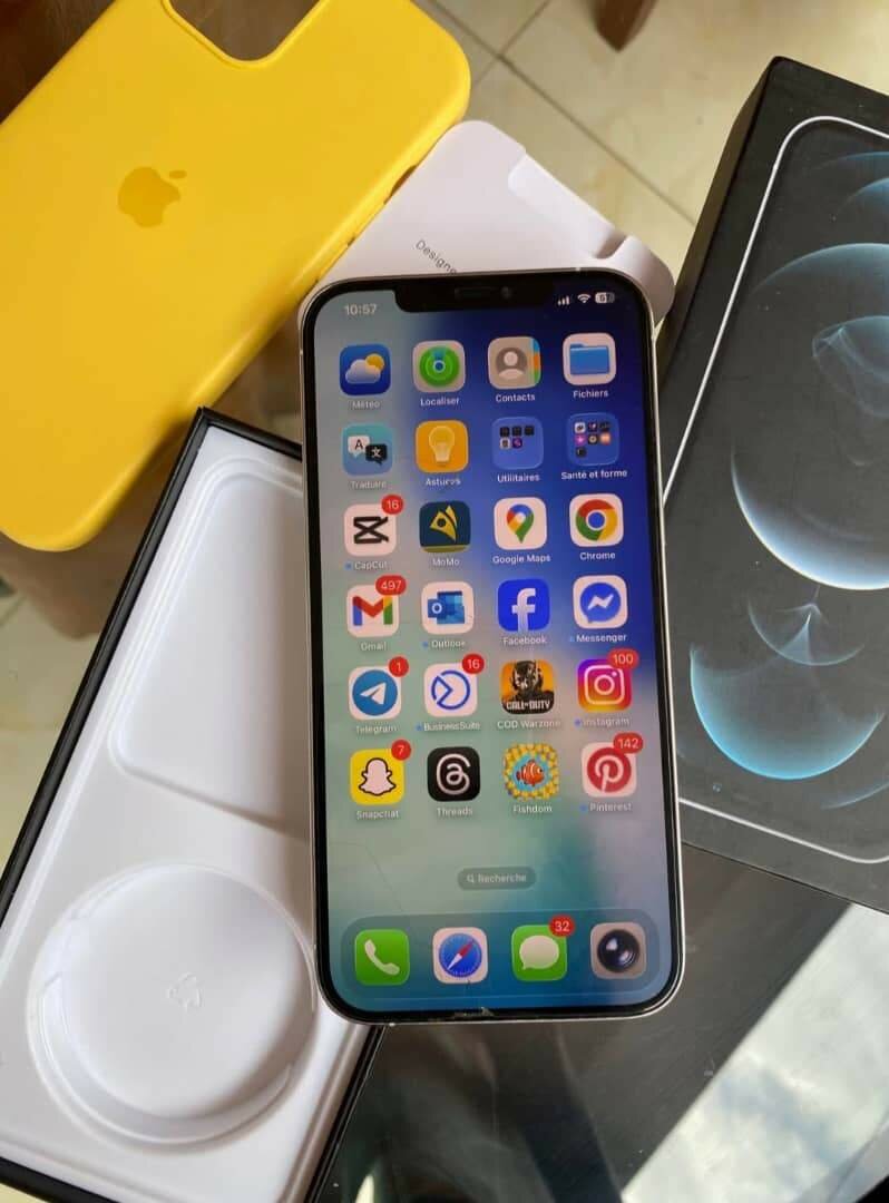 iPhone avec coque jaune