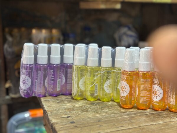 Spray désinfectant coloré