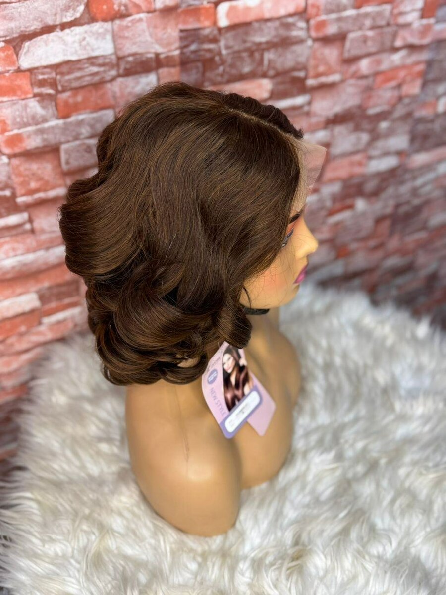 Perruque bouclée brune élégante