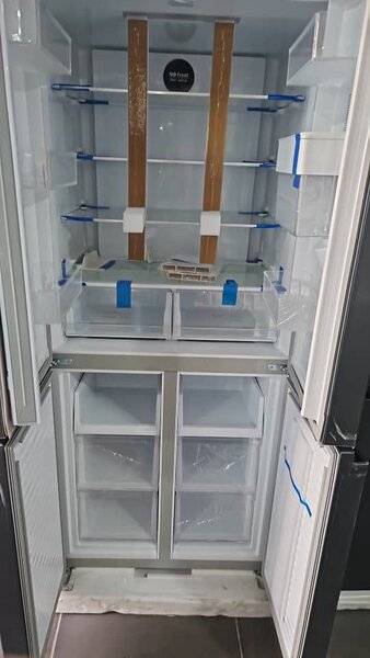 Réfrigérateur moderne avec distributeur