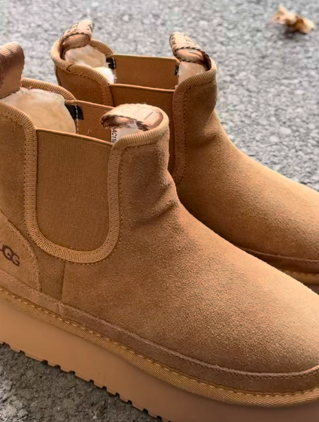 Тёплые зимние угги идеальный выбор для холодного времени года. Изготовленные из натуральной замши они обеспечивают непревзойдённое тепло и комфорт. Мягкая внутренняя подкладка из густого овечьего меха уютно окутывает ногу, помогая сохранить тепло даже в сильные морозы. 🤗💕