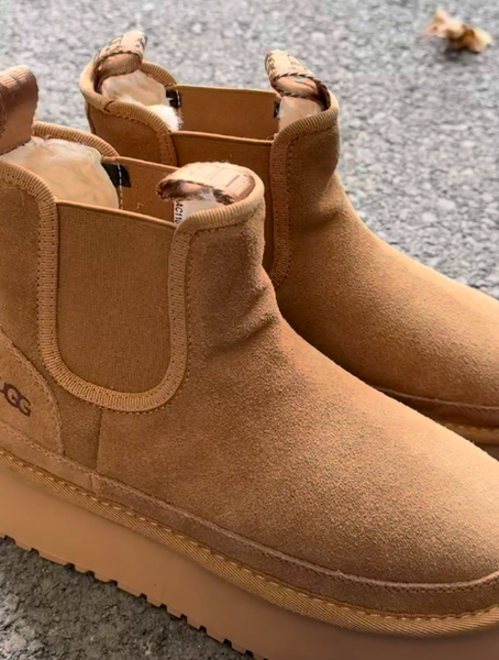 Тёплые зимние угги идеальный выбор для холодного времени года. Изготовленные из натуральной замши они обеспечивают непревзойдённое тепло и комфорт. Мягкая внутренняя подкладка из густого овечьего меха уютно окутывает ногу, помогая сохранить тепло даже в сильные морозы. 🤗💕