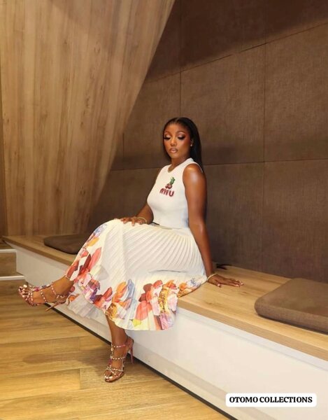 Robe Midi Plissée Élégante