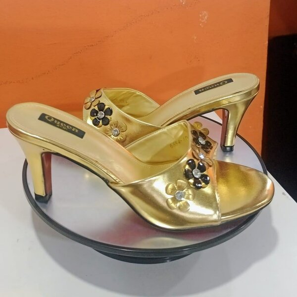 Sandales à talons fleuries