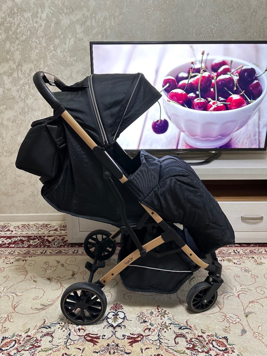 Коляска практически новая.В идеальном состоянии